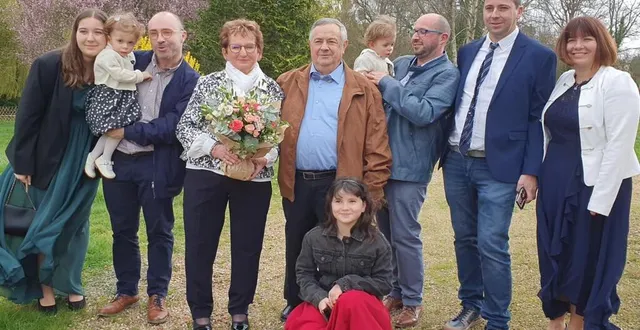 photo  au centre, nicole et patrick entourés de leurs enfants et petits-enfants.  &copy;  ouest-france 