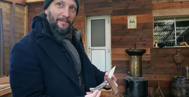 photo  cyril chantoiseau et son couteau le carnute.  &copy;  ouest-france 