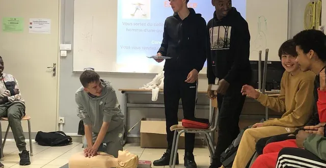 photo  les élèves de 3e du collège reverdy ont testé le massage cardiaque en s’aidant d’un défibrillateur lors d’une formation aux gestes qui sauvent.  &copy;  ouest-france 