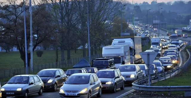 photo  les manifestants bloquent le rond-point situé près de la gare de péage le mans ouest, à trangé. la sortie n°8 de l’a11 est fermée, le trafic est perturbé.  &copy;  archive le maine libre 
