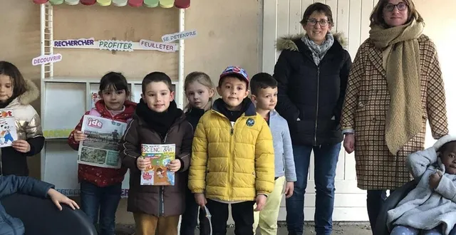 photo  les enfants de l’école les marronniers devant leur tout nouveau kiosque à journaux.  &copy;  ouest-france 
