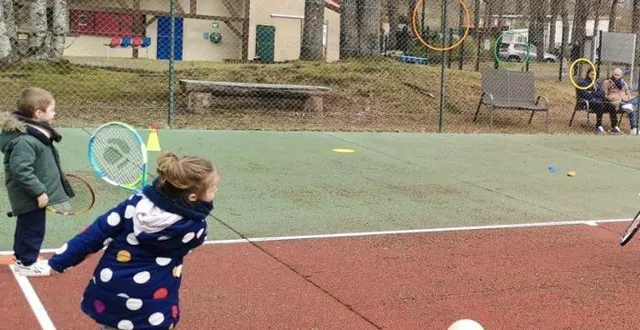 photo  les premiers gestes du tennis, avec des enfants.  &copy;  le maine libre 