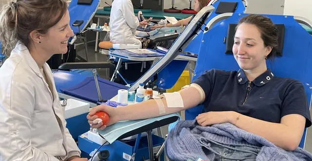 photo  natacha, 21 ans, étudiante en kinésithérapie, a commencé à donner son sang dès qu’elle est devenue majeure. c’est zelda, infirmière de l’établissement français du sang, qui effectue le prélèvement, mardi 4 avril 2023.  &copy;  ouest-france 