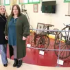 photo  mandy laisné, à droite, et yannick laisné, agente en formation assurent binôme l’accueil des visiteurs au musée du vélo. 