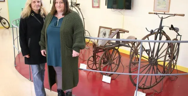 photo  mandy laisné, à droite, et yannick laisné, agente en formation assurent binôme l’accueil des visiteurs au musée du vélo.  &copy;  photo le maine libre 