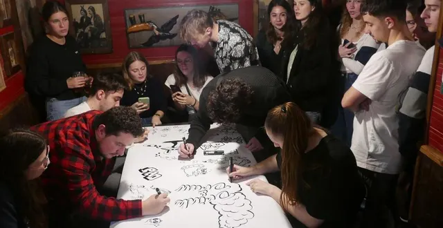 photo  au black peat, les passionnés de dessins pouvaient participer au drink and draw organisé par l’école d’arts appliqués, l’eegp.  &copy;  ouest-france 