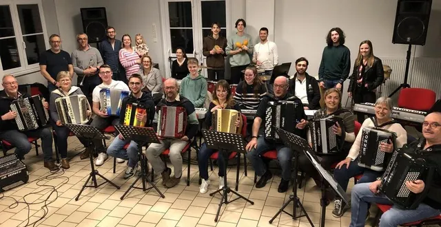 photo  l’ensemble principal de l’école de musique d’écouché-les-vallées, appelé méli-mélo, et une partie des chanteurs qui préparent le gala des vendredi 28 et samedi 29 avril 2023.  &copy;  ouest-france 