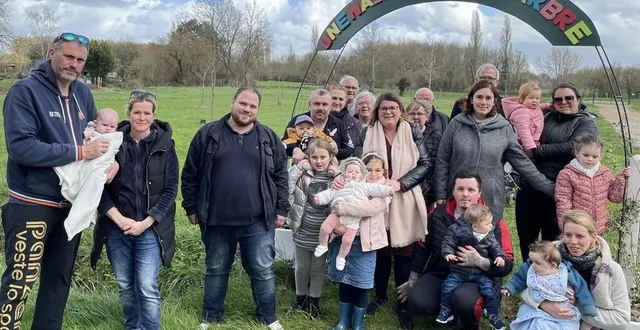 photo  les bébés de 2022 et leurs familles étaient présents pour cette sympathique cérémonie à l’arboretum.  &copy;  photo le maine libre 