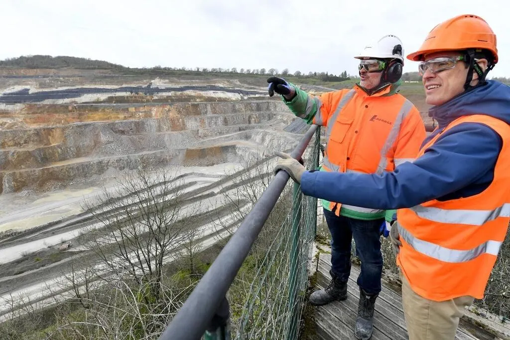REPORTAGE. Dans la plus grande cimenterie de France, en Mayenne