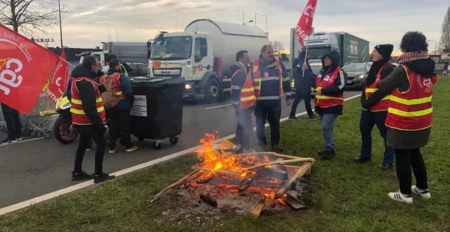 photo  mardi 28 mars 2023, au rond-point de beauregard, au nord du mans (sarthe) : les manifestants avaient laissé passer les voitures, mais bloquaient les camions.  &copy;  ouest-france 