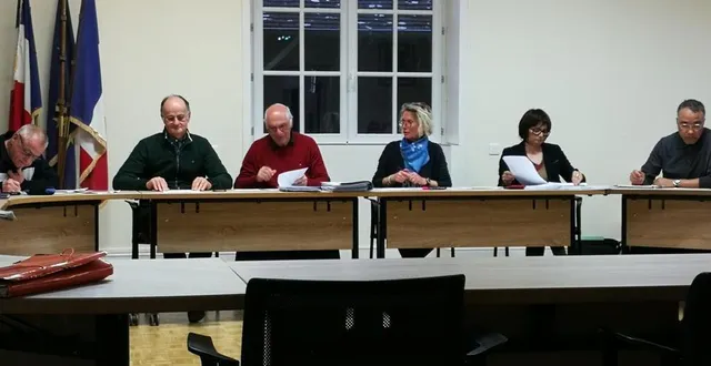 photo  une partie des conseillers autour de la maire, anita paillot, lors de la réunion du lundi 3 avril 2023.  &copy;  ouest-france 