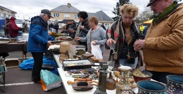 photo  le vide-greniers a accueilli de nombreux visiteurs.  &copy;  le maine libre 
