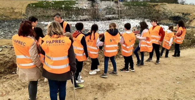 photo  les jeunes élus du cmj sur le site d’enfouissement de montmirail. une taille et des volumes impressionnants.  &copy;  mairie de lombron 