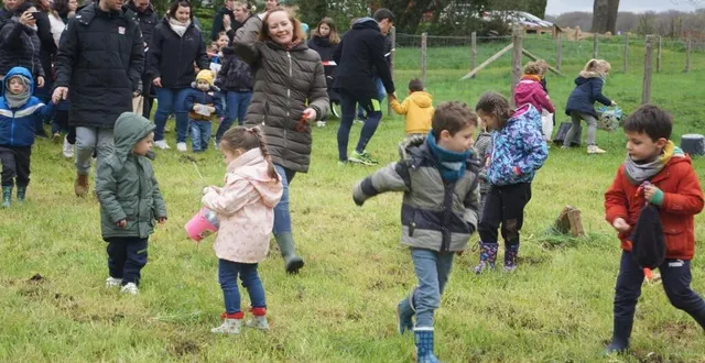 photo  dimanche matin, malgré le temps menaçant, ils étaient plus de 70 inscrits pour la chasse aux œufs organisée par l’association de parents d’élèves de la commune, sur la zone du livet. la chasse s’est déroulée en deux groupes avec les enfants de maternels jusqu’au cp en premier, suivi par les plus grands âgés jusqu’à 12 ans. un moment de détente et d’amusement qui a comblé tous les participants.  &copy;  ouest-france 