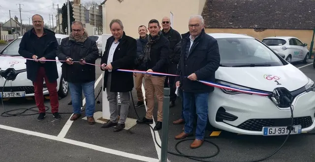 photo  élus locaux et communautaires ont inauguré, samedi matin, le nouveau service d’autopartage de saint-mars-d’outillé.  &copy;  ouest-france 