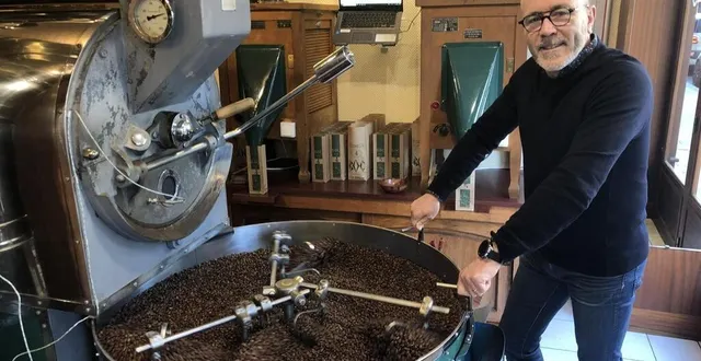 photo  henri lemarié, ici devant le torréfacteur, ouvre une deuxième boutique cafés boc pour mieux présenter ce produit largement consommé mais finalement méconnu.  &copy;  photo le maine libre 