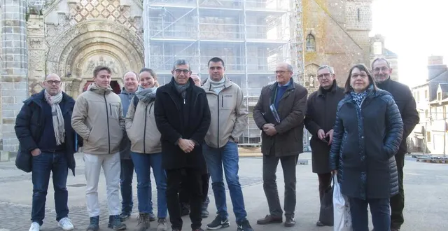 photo  à l’occasion du début des travaux de la tour saint-denis de l’église notre-dame, au centre michel leroyer maire entouré de représentants de l’association pour la restauration de l’église et des entreprises.  &copy;  ouest-france 