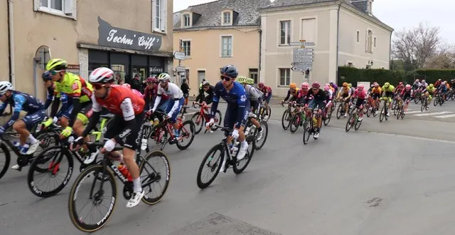 photo  les coureurs du région pays de la loire tour sont passés par bazouges-cré-sur-loire (sarthe), jeudi 6 avril 2023.  &copy;  ouest-france 