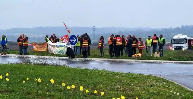 photo  les unions locales cgt de mortagne-au-perche dans l’orne, de la ferté-bernard en sarthe et de nogent-le-rotrou dans l’eure-et-loir ont mis en place un barrage filtrant jeudi 6 avril, dès 6 h 45 à val-au-perche dans l’orne.  &copy;  ouest-france 