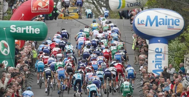 photo  la rue de gazonfier, véritable obstacle dans la boucle finale, va retrouver l’ambiance des courses cyclistes.  &copy;  archives le maine libre – denis lambert 