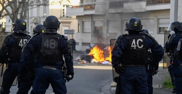 photo  « la mission première des policiers est d’assurer le bon déroulement de la manifestation. »  &copy;  archives co – laurent combet 