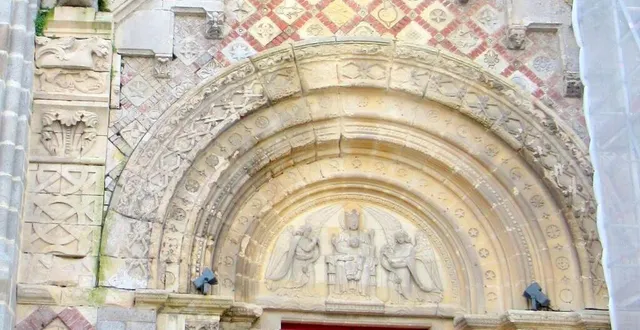 photo  des photos ou cartes postales anciennes de l’église sont recherchées en particulier pour les sculptures de la partie centrale.  &copy;  ouest-france 