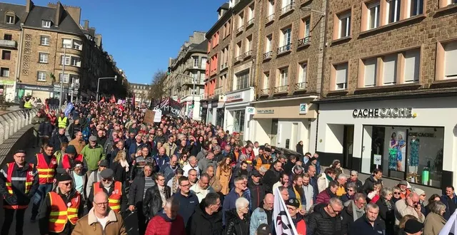 photo  les manifestants ont quitté le rond-point des 5-becs, à flers, jeudi 6 avril 2023, pour la 11e journée de mobilisation intersyndicale contre la réforme des retraites.  &copy;  ouest-france 
