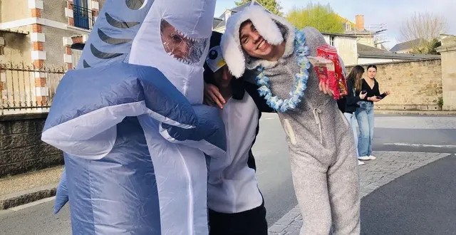 photo  pour fêter le père cent, les lycéens de parthenay se sont installés à tous les ronds-points dès 7 h 30 ce vendredi 7 avril.  &copy;  co 