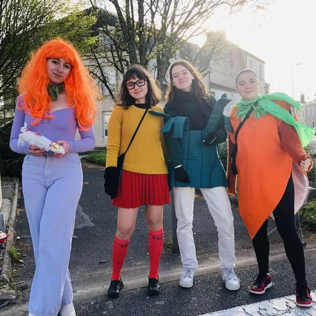 photo deuxième en partant de la gauche, vera, des aventures de scooby-doo.  ©  co