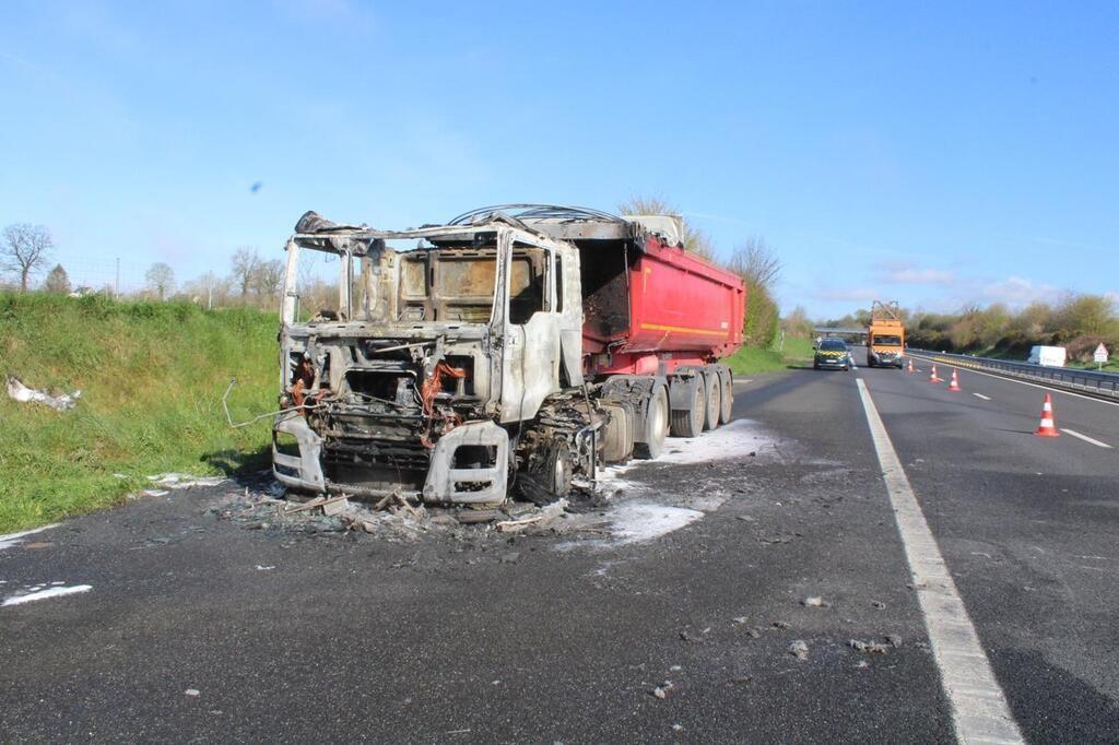 Un Poids Lourd En Feu Sur La Nationale 174 à Torigni Sur Vire Saint