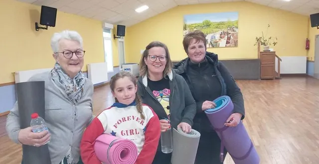 photo  véronique du plessis, élisabeth et pauline counil se retrouvent tous les mardis soir pour suivre les séances de gym animées par monika richoux.  &copy;  photo le maine libre 