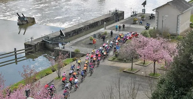 photo  le peloton au passage de l’écluse sur la sarthe au pied du château de sablé-sur-sarthe.  &copy;  ouest-france 