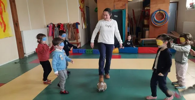 photo  fanny gueret-bannier, enseignante de la petite section, avec l’aide de laurence plaut, agente spécialisée en école maternelle, lance une initiation au céci-foot.  &copy;  ouest-france 