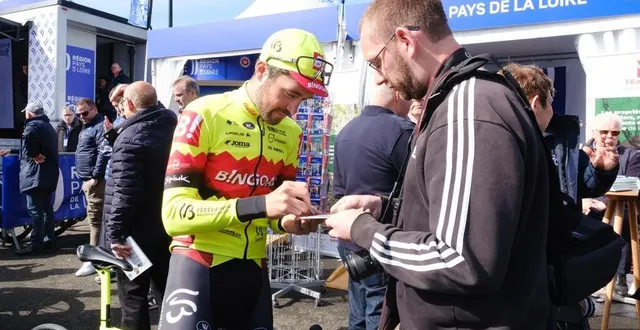 photo  kevin n’a pas manqué le passage du coureur français alexis guérin de l’équipe belge bingoal wb pour lui demander un autographe avant le départ.  &copy;  dominique breugnot photographer 