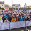 photo  un public de passionnés était venu accueillir les coureurs, à sablé-sur-sarthe, lors de la traditionnelle présentation orchestrée par daniel mangeas, l’ancien speaker officiel du tour de france. 