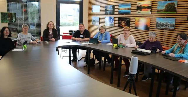photo  yoann turpin, formateur, et myriam leclerc, france services, (à sa droite), dans une séance de formation informatique organisée par générations mouvement.  &copy;  ouest-france 