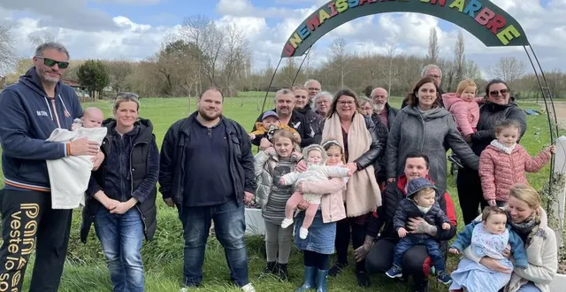 photo  les huit enfants nés dans la commune en 2022 et début 2023 ont parrainé chacun son arbre.  &copy;  ouest-france 