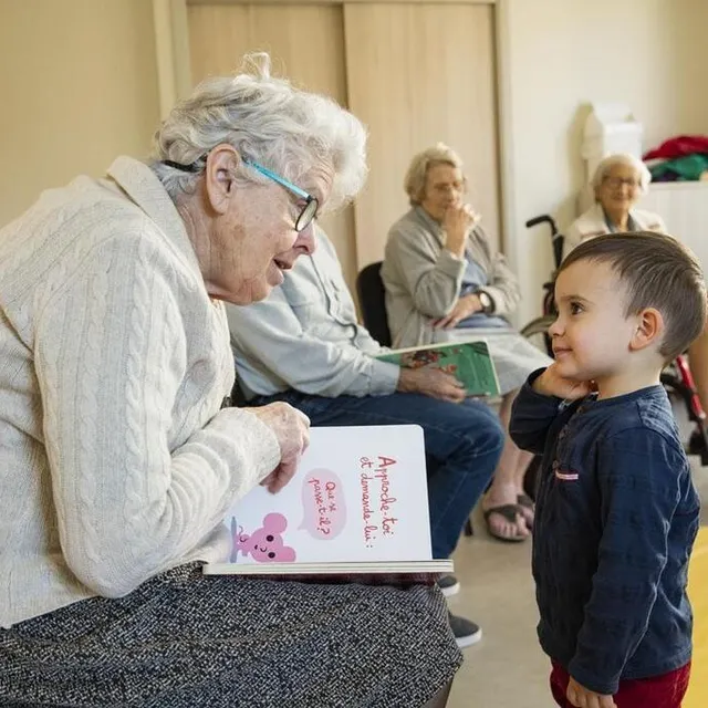 photo enfants et résidents du val d’orne vont profiter ensemble d’activités manuelles.  ©  maison du citoyen