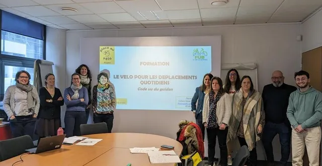 photo  pendant une heure et demie, une dizaine de salariés d’harmonie mutuelle ont pu échanger et être conseillées par l’association place au vélo pour une pratique du vélo apaisée et sécurisée.  &copy;  ouest-france 