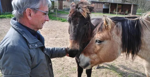 photo  fondateur des crins verts, joël mahé s’occupe du refuge avec son épouse monique et des bénévoles investis dans la cause animale.  &copy;  archive le maine libre 