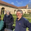 photo de gauche à droite, julien hardy, historien et médiateur culturel à l’abbaye de tuffé (sarthe) ; évelyne wander, présidente de l’association des amis du patrimoine de l’abbaye, et jean-pierre maupay, fondateur de l’association et ancien maire du village.