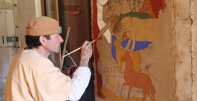 photo  franck heymon en plein travail sur la fresque médiévale commandée par les chanoines du mans.  &copy;  ouest-france 