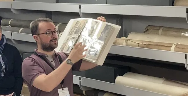 photo  arnaud blond, archiviste, guide du jour lors de la visite des archives départementales du maine-et-loire) à angers.  &copy;  ouest-france 