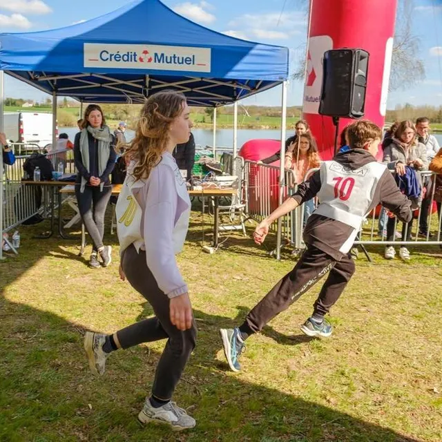 Passage de relais entre Angéline et Nathan. DOMINIQUE BREUGNOT photo passage de relais entre angéline et nathan. © dominique breugnot