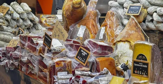 photo  même si presque toutes les régions viticoles seront présentes, les produits du terroir comme la charcuterie et les fromages auront aussi leur place à saint-léonard-des-bois, ce week-end.  &copy;  archives le maine libre – yvon loué 