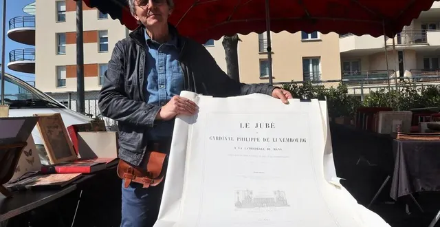 photo  bouquiniste originaire de sainte-suzanne, loïc lebourdais présente un grand livre relatif au jubé de la cathédrale du mans, à l’occasion de la nouvelle manifestation mancelle « lire au port ».  &copy;  le maine libre 