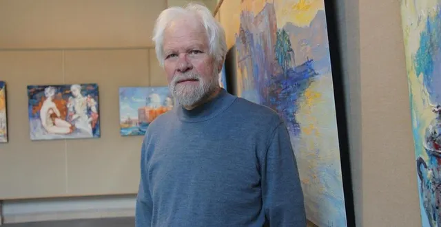 photo  l’artiste hervé loilier est l’invité d’honneur de l’exposition annuelle des peintres de saint-germain à la halle-au-blé de la flèche (sarthe).  &copy;  ouest-france 