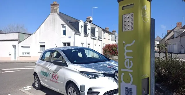 photo  2 véhicules électriques pour le service d’autopartage mouv’ngo qui s’installe à loué, place albert etiembre. 4 avril 2023  &copy;  ouest-france 