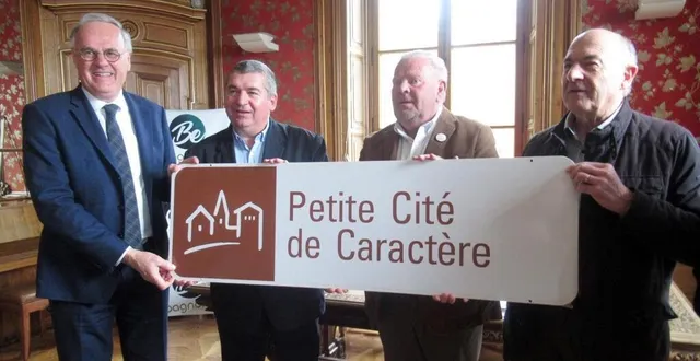 photo  lors de la remise du label. de gauche à droite : christophe de balorre, président du conseil départemental ; olivier petitjean, maire de bagnoles-de-l’orne-normandie ; jean-luc olive, représentant le réseau national et alain lolivier, président du réseau départemental.  &copy;  ouest-france 