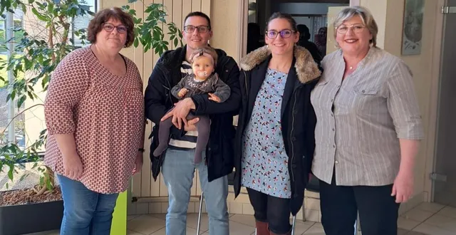 photo  la famille d’ava entourée par séverine, à gauche, et nadège, à droite.  &copy;  ouest-france 